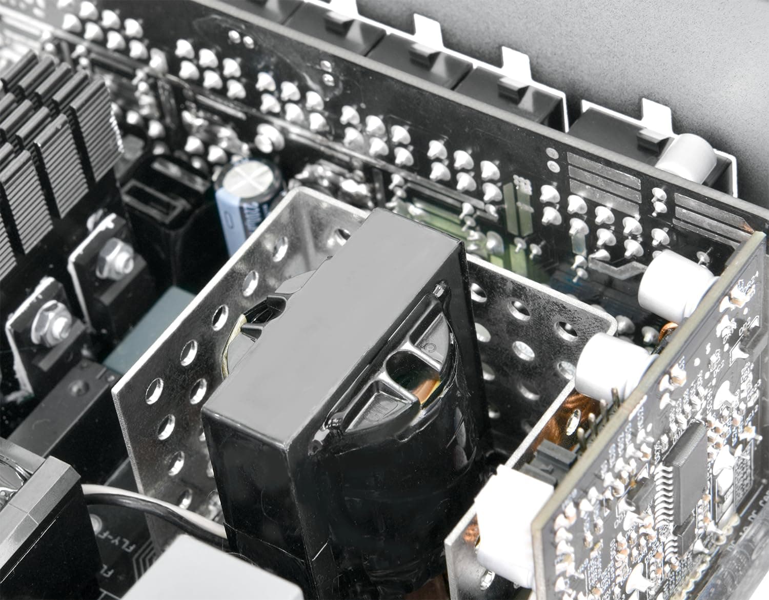 Thermaltake Toughpower PT 1000W | ATX 3.1 | PCIe 5.1 | 80Plus Platin | Modulares Netzteil | Black 1000 Watt Bild 7