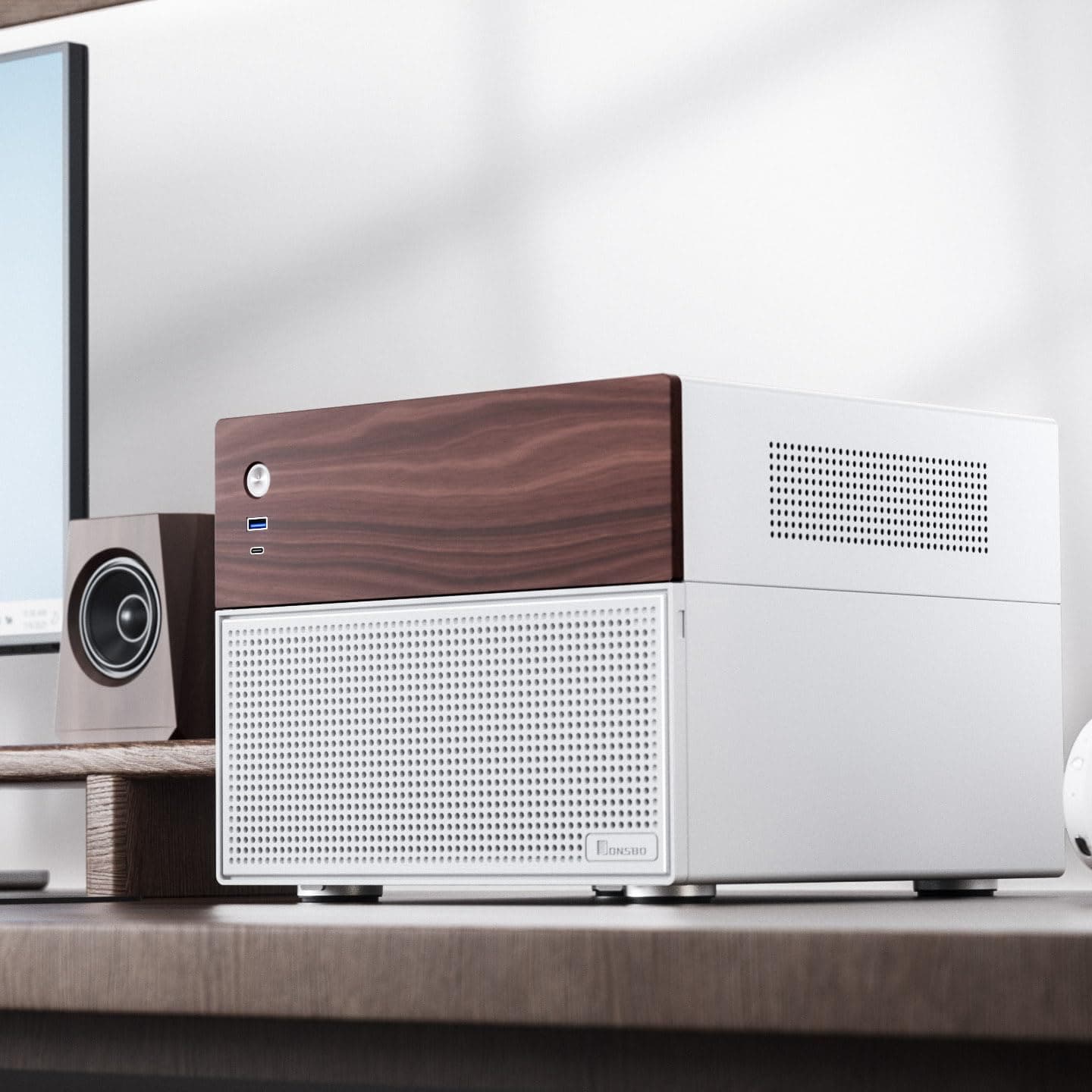 Jonsbo N4 NAS Gehäuse Weiß – Kompaktes Micro-ATX Case für DIY-NAS, Platz für 6X 3,5" & 2X 2,5" HDDs, 4 Low-Profile-Slots, USB-C & USB-A, Holzdesign Bild 3