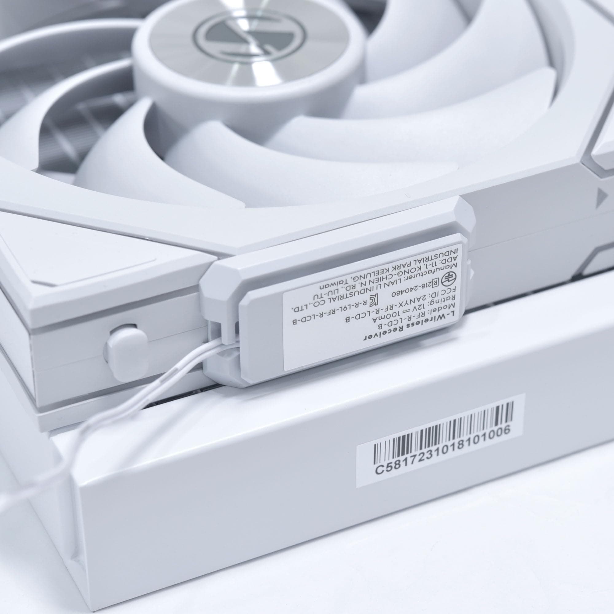 Lian Li Galahad II LCD 280 TL Wireless AiO Wasserkühlung Weiß – CPU-Kühler mit 280 mm Radiator, LCD Display und TL Wireless ARGB Lüftern Bild 5