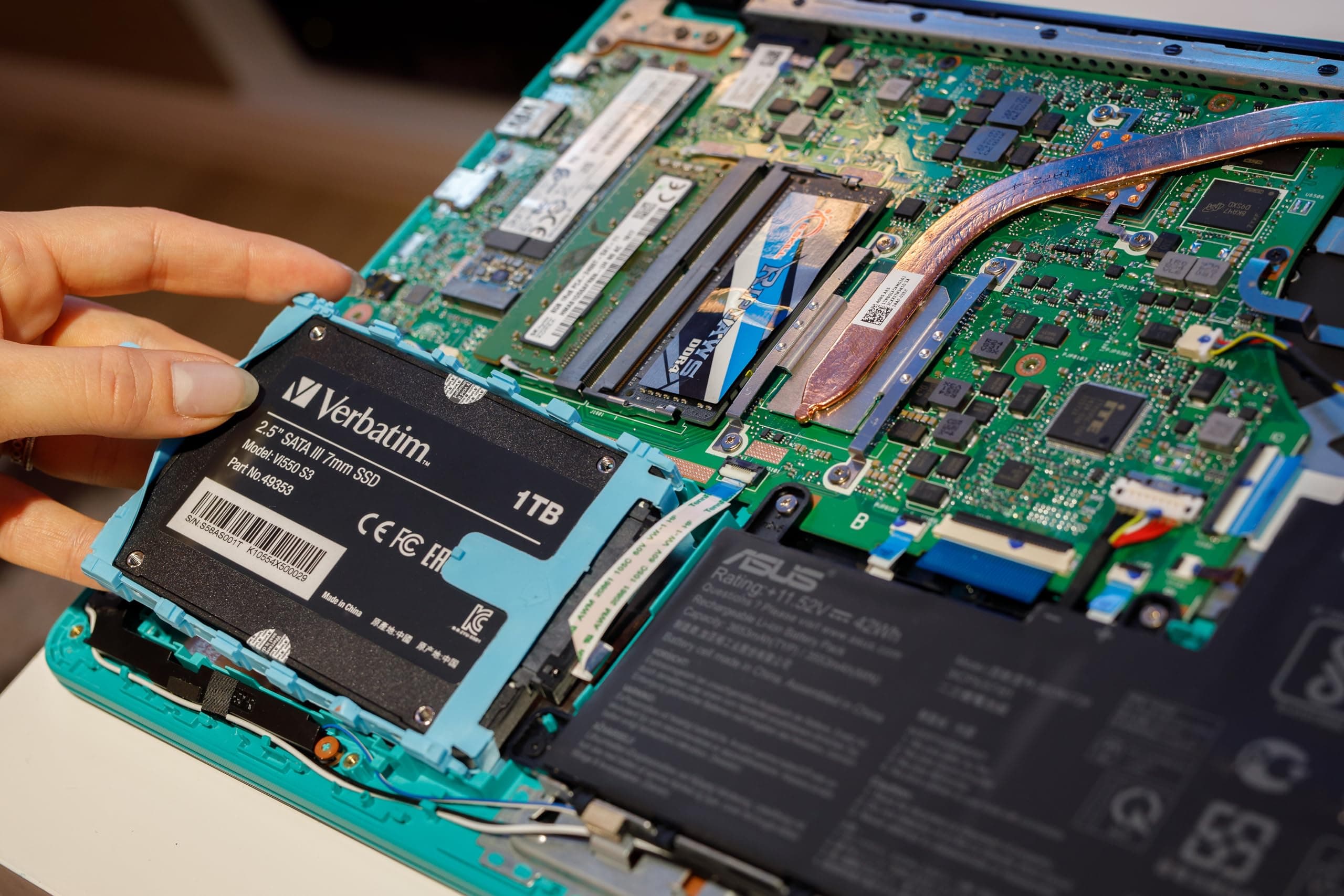 Verbatim Vi550 S3 SSD 1 TB, internes 2,5" SATA III SSD-Laufwerk mit 3D-NAND-Technologie, bis zu 550 MB/s Lesegeschwindigkeit, ideal für PC und Notebook, schwarz Bild 3